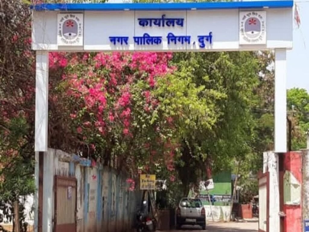 **गंजपारा में मेन पाइप लाइन लीक, बघेरा टंकी क्षेत्र में जलापूर्ति पर असर** **रॉ वॉटर सप्लाई प्रभावित — सोमवार को होगा रिपेयर, मंगलवार से मिलेगी राहत**