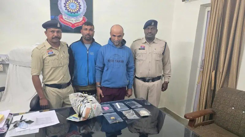 **दुर्ग पुलिस की बड़ी कार्रवाई : नकली पुलिस बनकर चार स्थानों पर चोरी-लूट करने वाले दो आरोपी गिरफ्तार, सोना-चांदी के जेवरात व स्कूटी बरामद**
