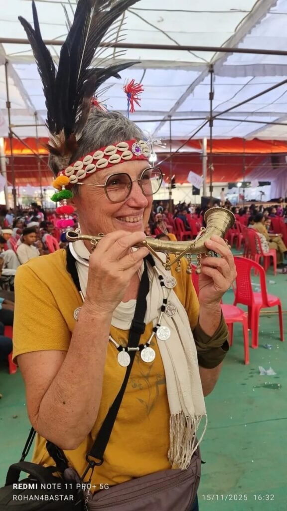 **जनजातीय संस्कृति का जादू : विदेशी महिला बस्तर की पारंपरिक वेशभूषा में दिखीं, कार्यक्रम में बनी आकर्षण का केंद्र**