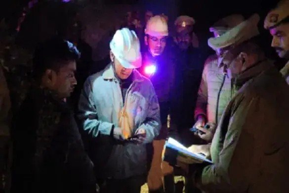 **सोनभद्र में पहाड़ी धंसने से बड़ा हादसा, रेस्क्यू ऑपरेशन जारी; दो की मौत, कई के दबे होने की आशंका**