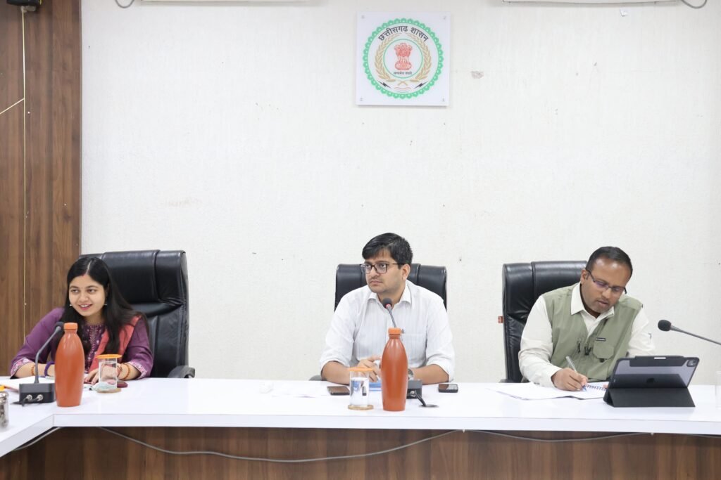 *धान खरीदी, वनाधिकार पत्र वितरण और बुनियादी सेवाओं के प्रभावी क्रियान्वयन के निर्देश* = समय सीमा बैठक में कलेक्टर ने दिए निर्देश =