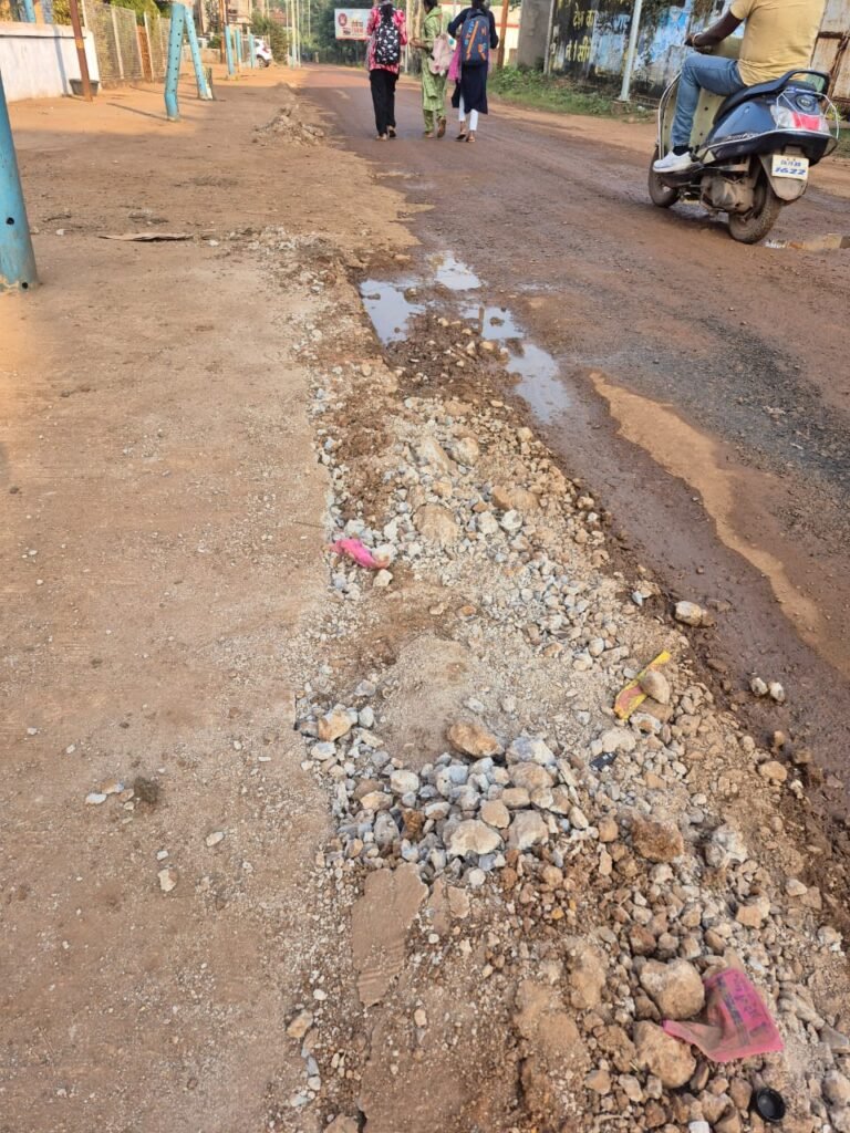 *बड़ी दुर्दशा हो गई नई नवेली सड़क की; कटघरे में ठेकेदार और नपं के अधिकारी* = आरसीसी सड़क की कुछ ही माह में उड़ी धज्जियां = नपं के अधिकारी अब करने लगे हैं बहानेबाजी =