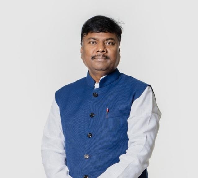 *जनजातीय समुदाय के लिए संवेदनशील है भाजपा: मंत्री केदार कश्यप* :- प्रधानमंत्री नरेंद्र मोदी ने भगवान बिरसा मुंडा के परिवार का किया सम्मान/कांग्रेस ने हमेशा जनजाति वर्ग का अपमान किया