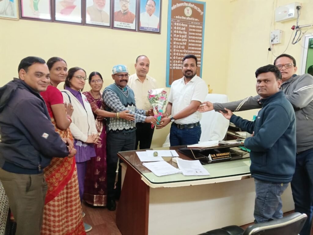 *छत्तीसगढ़ प्रदेश शासकीय शिक्षक फेडरेशन ने समायोजन शाला के प्रभावित प्रधान पाठक बी.ई.ओ. पाटन- डी. के. देवांगन से मिले।*