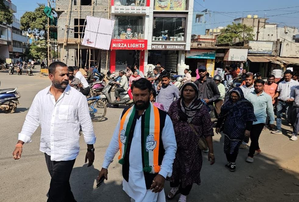 *हड़ताली सहकारिता कर्मियों के साथ खड़े हुए जिला कांग्रेस अध्यक्ष सुशील मौर्य* = एस्मा लगाना साय सरकार की तानाशाही का द्योतक = = कर्मियों की रैली भी शामिल हुए सुशील मौर्य =