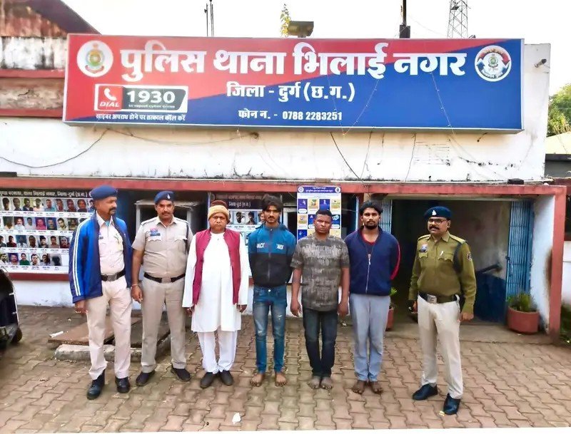 **अंतरजिला चैन स्नैचिंग गैंग पकड़ा, चार गिरफ्तार, 6 लाख के जेवर बरामद**