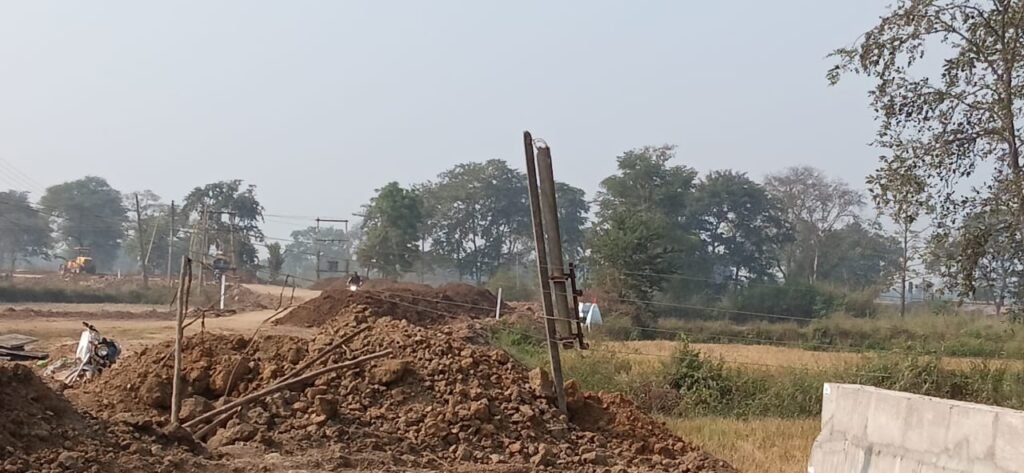 *गहरी नींद में हैं पलारी विद्युत सब स्टेशन के अधिकारी; टूटा पोल बदलने पर नहीं दे रहे हैं ध्यान* = शिकायत करने के बाद भी नया पोल नहीं लगा रहे =