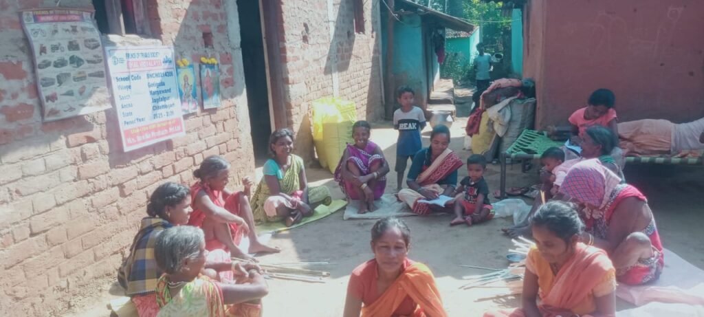 *पति का साथ छूटा, मगर हौसला नहीं टूटा; आत्मनिर्भरता की मिसाल बनी मैलबेड़ा की 5 विधवा महिलाएं* = पारंपरिक कुटीर उद्योग को आगे बढ़ाकर चला रही हैं अपना घर परिवार = = व्यापारी कर रहे हैं इन महिलाओं का शोषण =