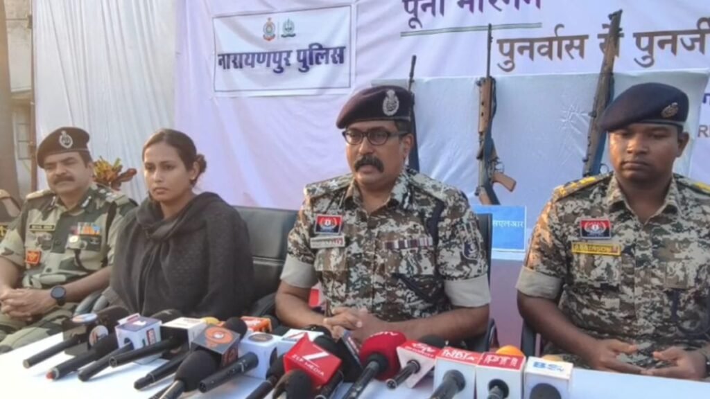 **नारायणपुर में बड़ी सफलता: 28 माओवादी कैडरों ने किया आत्मसमर्पण, 19 महिलाएँ शामिल; 89 लाख का कुल इनाम**