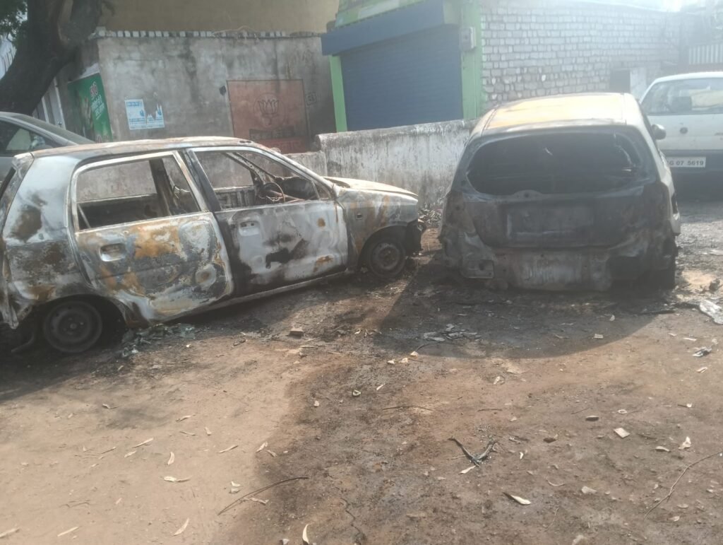 **दुर्ग: गैरेज में खड़ी दो कारों में युवक ने लगाई आग, लाखों का नुकसान**