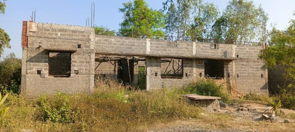 *ग्राम पंचायत मधोता 02 खैरगुड़ा में अधूरा पड़ा प्राथमिक शाला भवन: भ्रष्टाचार का शिकार या सरकारी अनदेखी?*