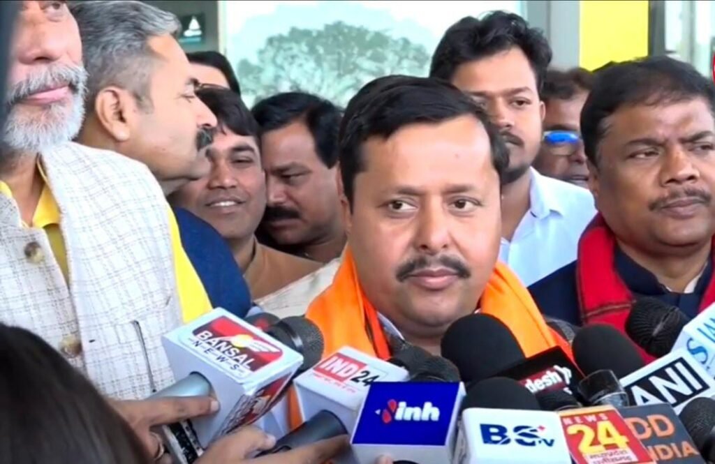 ### **रायपुर पहुंचे बीजेपी प्रभारी नितिन नबीन, जताया धन्यवाद — कांग्रेस पर कड़ा वार, नक्सलवाद पर कही बड़ी बात**