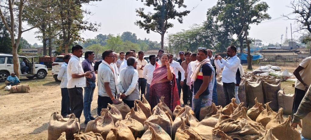 *डौंडी ब्लॉक के धान खरीदी केंद्रों में भारी अनियमितता, प्रति बोरा एक किलो अधिक धान तौलने पर भड़कीं पूर्व मंत्री अनिला भेड़िया* = टोकन और बारदाने के लिए परेशान हो रहे हैं किसान, शासन तुरंत व्यवस्था सुधारे: अनिला =