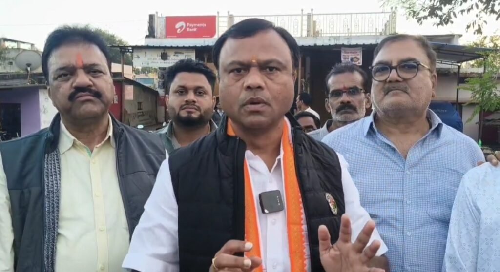 *एसआईआर को लेकर ग्रामीणों के बीच पहुंचे पीसीसी चीफ दीपक बैज*