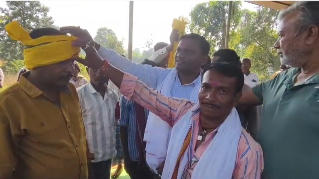 *धर्मांतरित 4 परिवारों के 21 लोगों ने की मूल धर्म में वापसी* = पीले चांवल देकर और पगड़ी बांधकर किया गया घर लौटे लोगों का सम्मान =