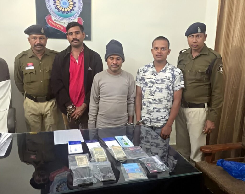 # **रेलवे में नौकरी दिलाने के नाम पर 33.50 लाख की ठगी, दुर्ग पुलिस ने तीन आरोपी पकड़े**