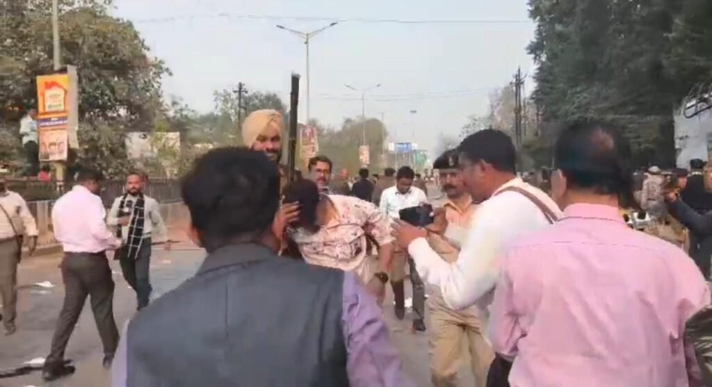 दुर्ग ब्रेकिंग जमकर विरोध के बीच पटेल चौक पर लाठीचार्ज, बढ़ी दरों के खिलाफ भड़के लोग-देखे वीडियो