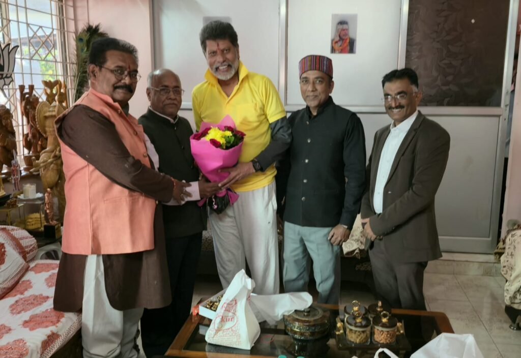 *जिला सहकारी बैंक में उपाध्यक्ष की नई जिम्मेदारी के बाद श्रीनिवास मिश्रा ने भाजपा व विधायक किरण देव से की सौजन्य भेंट, किसानों के हितों पर हुई सार्थक चर्चा* *नई जिम्मेदारी, नया संकल्प : सहकारी बैंक के उपाध्यक्ष ने प्रदेश अध्यक्ष व विधायक से भेंट कर संगठन का जताया आभार*