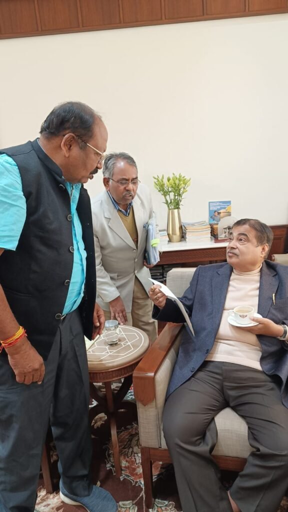 *पूर्व सांसद मोहन मंडावी ने नितिन गड़करी से की कांकेर भानुप्रतापपुर मुख्य मार्ग को बनाने की मांग* = नागपुर में गडकरी से मिले पूर्व सांसद मोहन मंडावी =