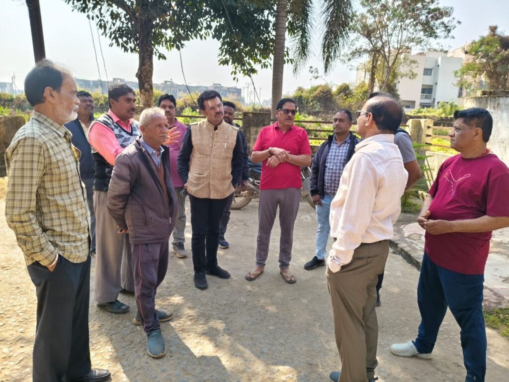 *निर्माण कार्यों की गुणवत्ता देखने पहुंचे महापौर संजय पाण्डेय* = शहर के विभिन्न वार्डों में चल रहे कार्यों का महापौर ने किया निरीक्षण =