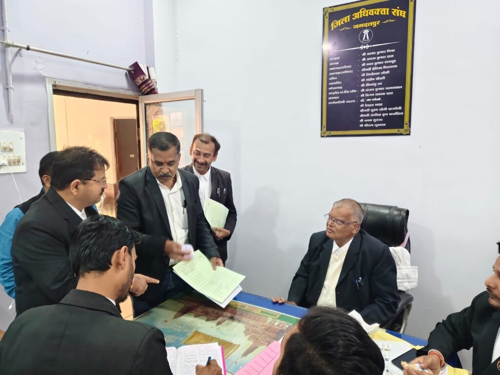 *जिला अधिवक्ता संघ के चुनाव की सरगर्मी तेज* = जोर शोर से चल रहा है प्रचार प्रसार अभियान = = अध्यक्ष पद के लिए विश्वकर्मा और झा के बीच सीधी टक्कर =