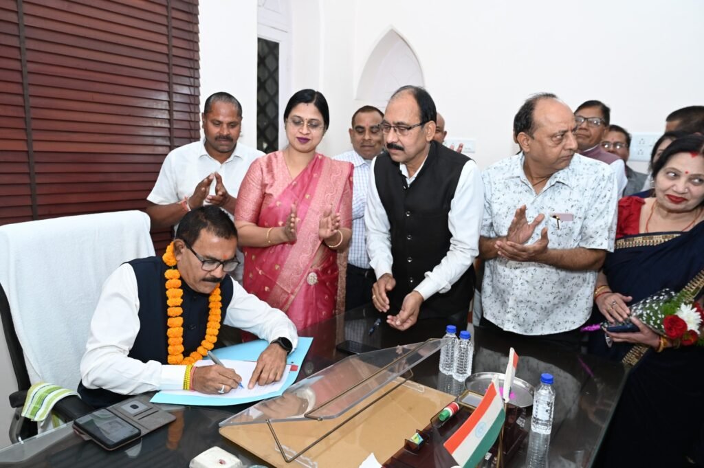 *सहकारिता के आधार स्तंभ हैं किसान, यह मेरे लिए पद नहीं सेवा का है संकल्प: निरंजन सिन्हा* = को आपरेटिव बैंक के नए अध्यक्ष निरंजन सिन्हा और उपाध्यक्ष अभिमेष कश्यप ने सम्हाला कार्यभार =