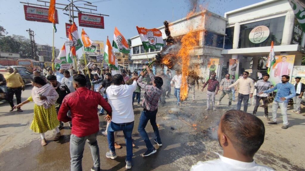 *बस्तर जिला युवा कांग्रेस ने केंद्र सरकार के फैसले के विरोध में किया प्रधानमंत्री का पुतला दहन* = विधायक देवेंद्र यादव के सत्याग्रह का समर्थन =