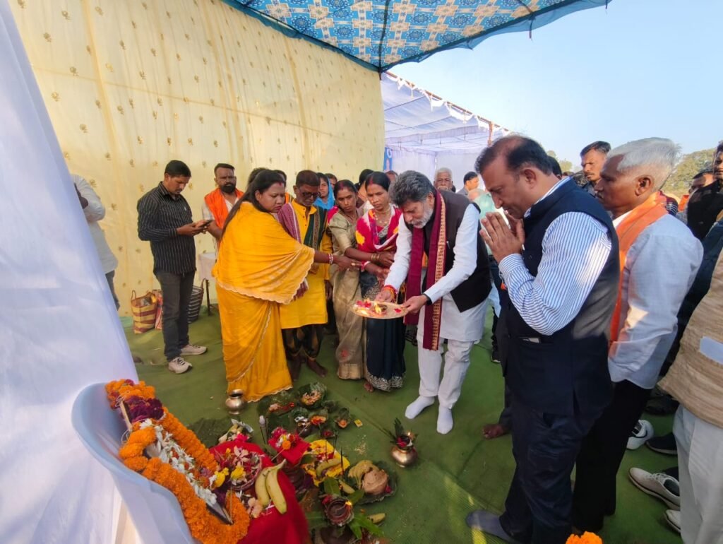 *जगदलपुर विधानसभा क्षेत्र दरभा, जगदलपुर में तालाब उन्नयन,स्टापडेम सह सोलर पंप सहित कुल 14 करोड़ 50 लाख रुपए के विकास कार्यों का हुआ भाजपा प्रदेश अध्यक्ष एवं विधायक श्री किरण देव ने किया भूमिपूजन* *आत्मनिर्भर भारत व गांवों को समृद्ध बनाने का संकल्प भाजपा प्रदेश अध्यक्ष एवं विधायक श्री किरण देव*