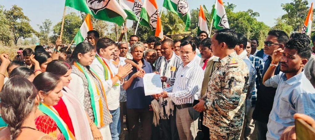 *धान खरीदी केंद्र में विधायक विक्रम मंडावी का धरना* = किसानों की समस्याओं को लेकर नैमेड खरीदी केंद्र में धरना प्रदर्शन = = धान न खरीदने के लिए साजिश कर रही है भाजपा सरकार: विक्रम मंडावी =