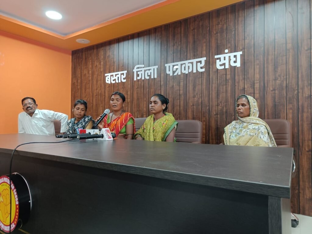 *साय के सुशासन पर भाजपा समर्थित सरपंच ने चला दिया बुलडोजर!* = ढहा दिया वन अधिकार पट्टे की जमीन पर बना विधवा महिला का मकान = = करपावंड थानेदार ने किया बेवा महिला का अपमान =