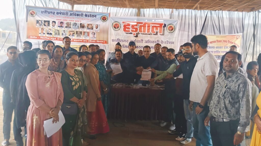 *कर्मचारी हड़ताल को आत्मानंद संविदा शिक्षकों का समर्थन* = 5 वर्षों से वेतन वृद्धि नहीं, 12 सूत्रीय मांगों पर दो वर्षों से निर्णय लंबित =