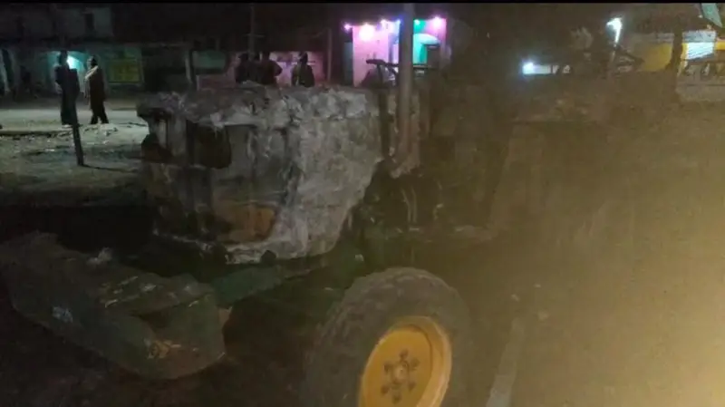 सक्ती: ट्रैक्टर की टक्कर से उखड़ा खंभा, मासूम की दबकर मौत; गुस्साए ग्रामीणों ने ट्रैक्टर फूंका