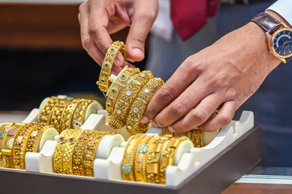 दुनिया में तनाव बढ़ा तो चमका सोना-चांदी, गोल्ड 5,000 डॉलर के पार, चांदी ने भी बनाया रिकॉर्ड