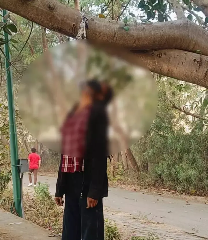 नररैया तालाब में रहस्यमयी मौत: पेड़ से लटका मिला अज्ञात महिला का शव, आत्महत्या या हत्या—जांच में जुटी कोतवाली पुलिस