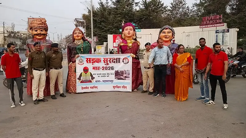 (दुर्ग) कठपुतली से यातायात जागरूकता: नियम मानने वालों को गुलाब भेंट कर किया गया सम्मान