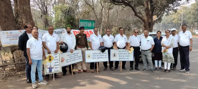 सड़क सुरक्षा माह: भिलाई के सेक्टर-8 चौक पर यातायात पुलिस व दिशा फाउंडेशन का जागरूकता अभियान