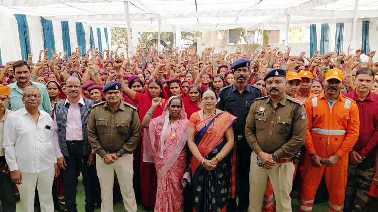 दुर्ग में महिला कमांडो सिविल डिफेंस प्रशिक्षण एवं प्रेरणा सम्मेलन आयोजित चार जिलों के 40 गांवों की 200 महिला कमांडो हुईं शामिल