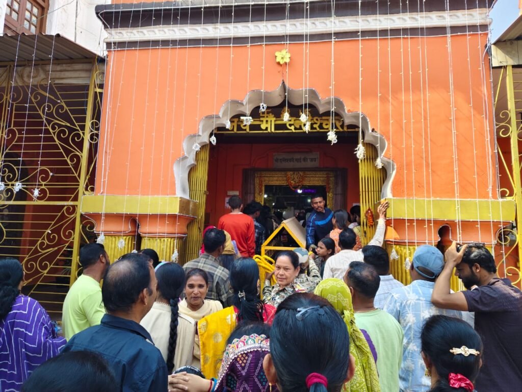 *नववर्ष पर दंतेश्वरी मंदिर में उमड़ा श्रद्धा का सैलाब* = मातारानी से श्रद्धालुओं ने मांगा सुखमय और खुशहाल जीवन का आशीर्वाद = = किसी ने लिए शराब छोड़ने का संकल्प, तो किसी ने त्याग दी दूसरी बुराइयां =