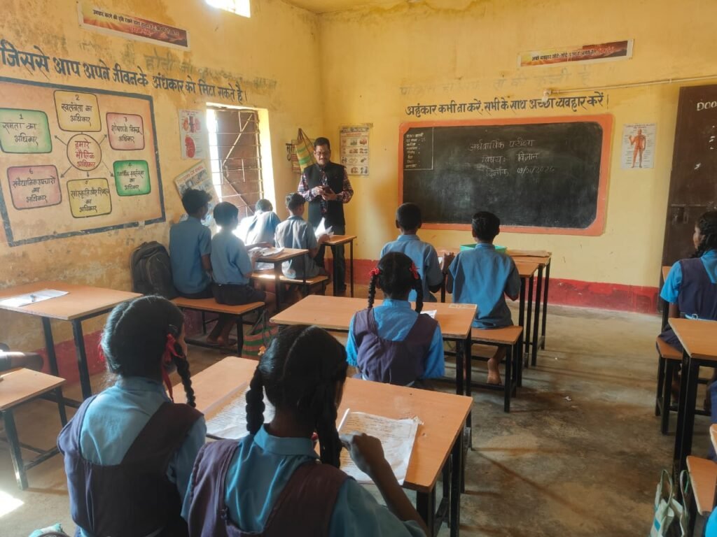 *शिक्षा की अलख जगाने जुटे डीईओ बीआर बघेल* = करेकोट ग्राम पंचायत में लगाई जन चौपाल =