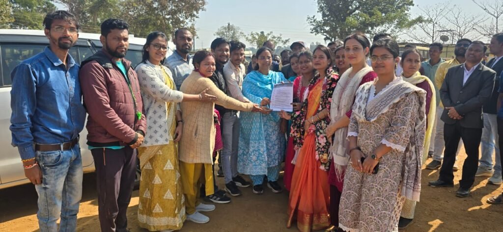 *संविदा शिक्षकों की 12 सूत्रीय मांगों को लेकर मुख्यमंत्री के नाम सौंपा गया ज्ञापन*