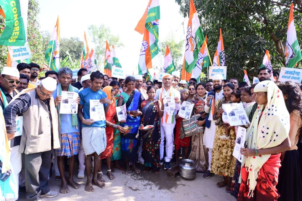 *मनरेगा बचाने गांवों की गलियों में पहुंच रहे हैं प्रदेश कांग्रेस अध्यक्ष दीपक बैज* = पंचायत जनसंपर्क पदयात्रा का आगाज = = गांव गांव में दीपक बैज का अभूतपूर्व स्वागत =