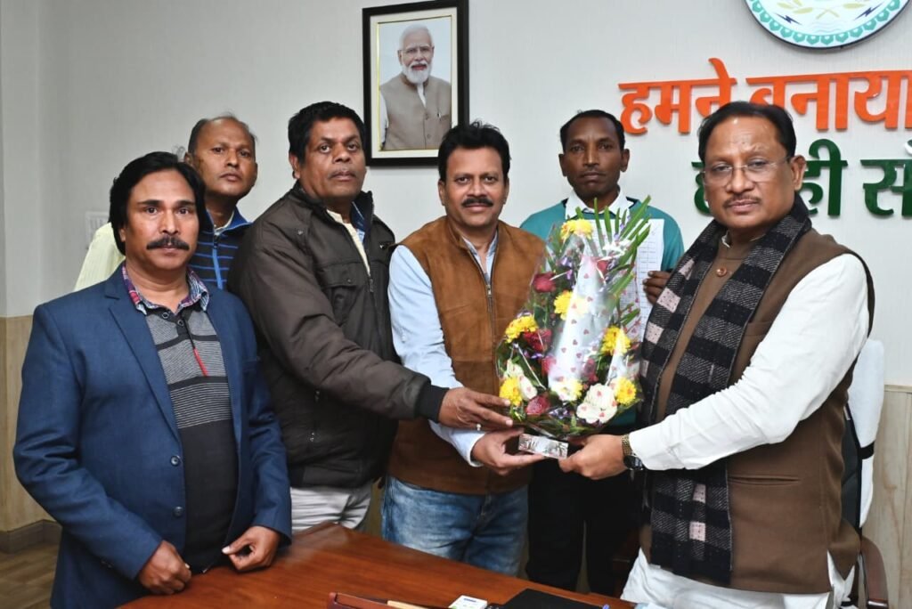 *1998,99 के एलबी संवर्ग शिक्षकों को देय तिथि से सकल लाभ सहित पुरानी पेंशन देने की मांग* = शिक्षक कल्याण संघ ने मुख्यमंत्री को सौंपा ज्ञापन =