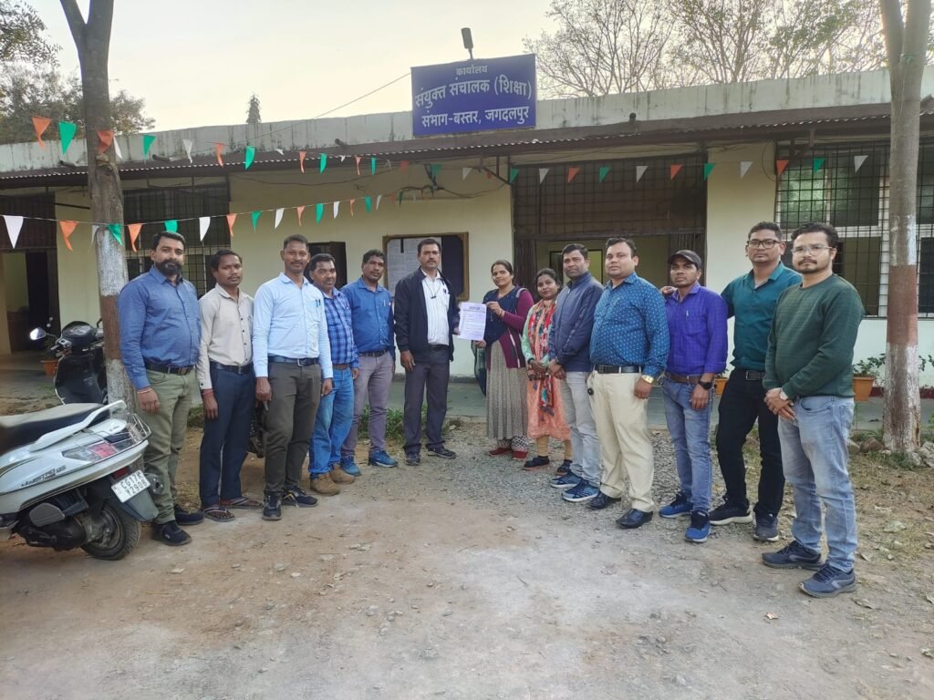 *निजी मोबाइल में उपस्थिति ऐप इंस्टॉल करने सर्व शिक्षक संघ ने जताया विरोध, संयुक्त संचालक लोक शिक्षण शिक्षा में सौंपा ज्ञापन*