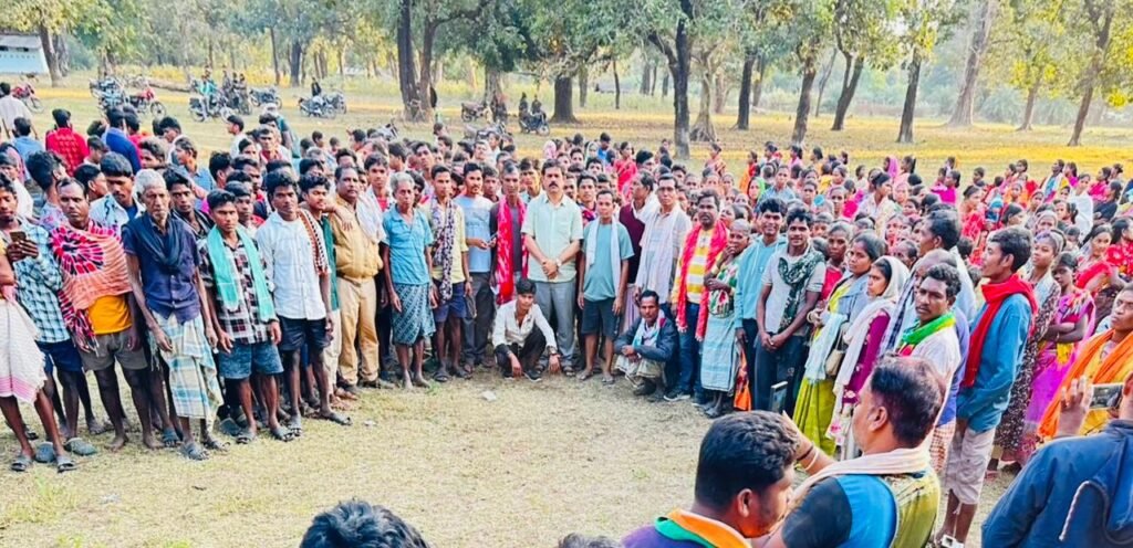 *अबूझमाड़ के दुर्गम गांवों में पहली बार हुई किसी विधायक की आमद, विक्रम मंडावी को देख खुशी से झूम उठे ग्रामीण* = शेष दुनिया से कटी अबूझमाड़ियों की दुनिया में पहली बार पड़े किसी जनप्रतिनिधि के कदम = = ग्रामीणों ने सड़क, बिजली, पानी, शिक्षा, रोजगार और स्वास्थ्य सुविधाओं की रखी मांग =