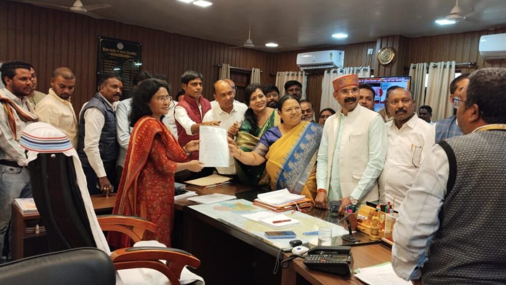 *धान खरीदी में अव्यवस्था और किसानों की प्रताड़ना के खिलाफ कांग्रेस ने खोला मोर्चा* = कलेक्टर को दी चेतावनी- समस्या का समाधान नहीं हुआ तो रोक देंगे परिवहन =