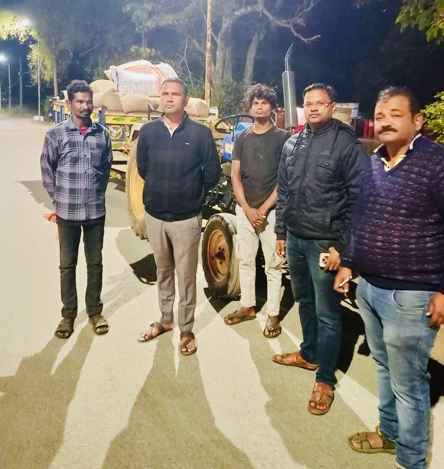 *बिचौलियों पर प्रशासन का शिकंजा, तीन वाहनों से 228 कट्टा धान जप्त* = कोंटा में आधी रात को भी जारी रही कार्रवाई, पकड़े गए ट्रैक्टर और पिकअप =