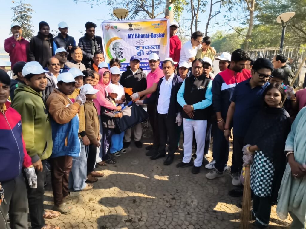 *दलपत सागर में चला स्वच्छता अभियान, वन मंत्री केदार कश्यप ने महापौर संजय पाण्डेय और नागरिकों के साथ किया श्रमदान* = बसंत पंचमी 23 जनवरी को होगा दलपत दीपोत्सव= = कार्यक्रम की थीम एक दीया स्वच्छता और एक दीया वंदे मातरम के नाम =