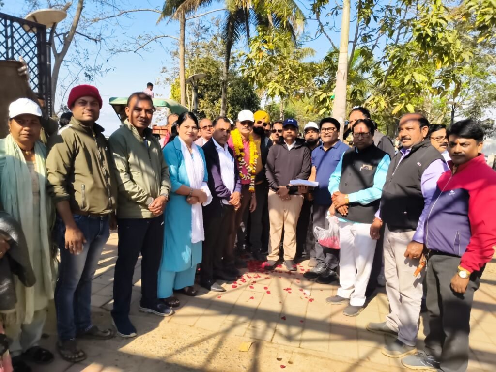 मुंबई महानगरपालिका (बीएमसी) चुनाव में एनडीए की ऐतिहासिक जीत, दलपत सागर, नगर निगम में महापौर संजय पाण्डे को कार्यकर्ताओं ने दी बधाई