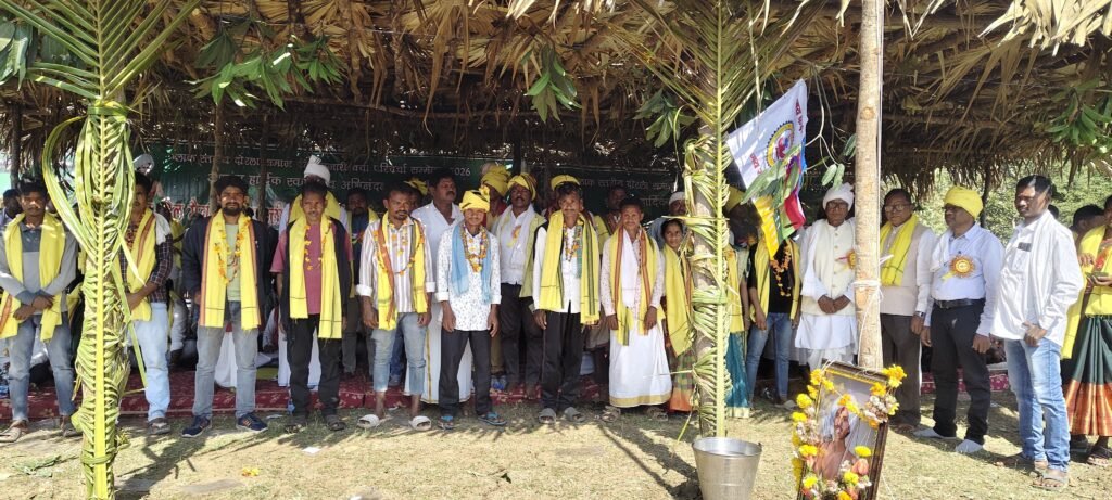 *दोरला समाज के 47 धर्मांतरित परिवारों की हुई घर वापसी* = कोंटा के गोल्लापल्ली जोन में पटेल- पुजारी चर्चा परिचर्चा सम्मेलन = = समाज की परंपराओं और पूजा पद्धति की रक्षा का लिया गया संकल्प =