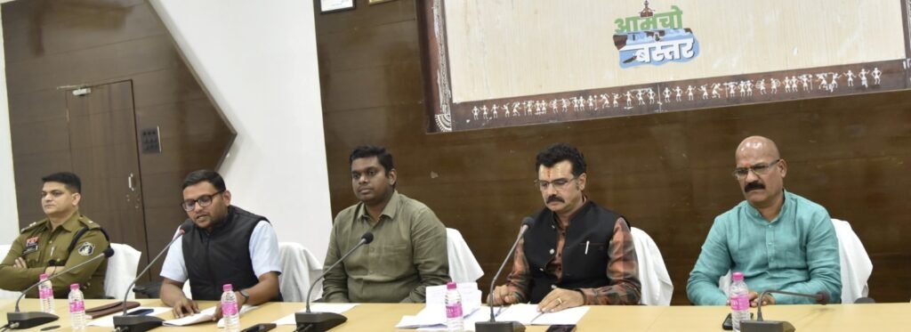 *दलपत दीपोत्सव को स्वच्छता का जनांदोलन बना दिया महापौर संजय पाण्डेय ने* = कर्मनिष्ठा, सजगता और संवेदनशीलता की मिसाल बन गए युवा नेता संजय = = स्वच्छता की अनूठी अलख जाग उठी शहर में =